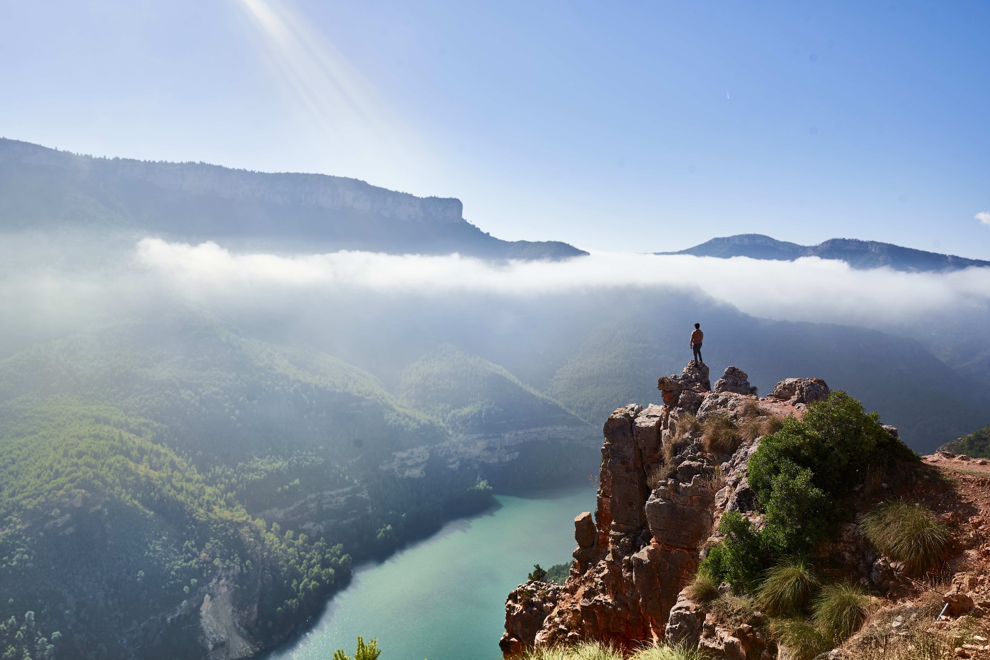 Fotografia de paisaje con sujeto parado en una ro