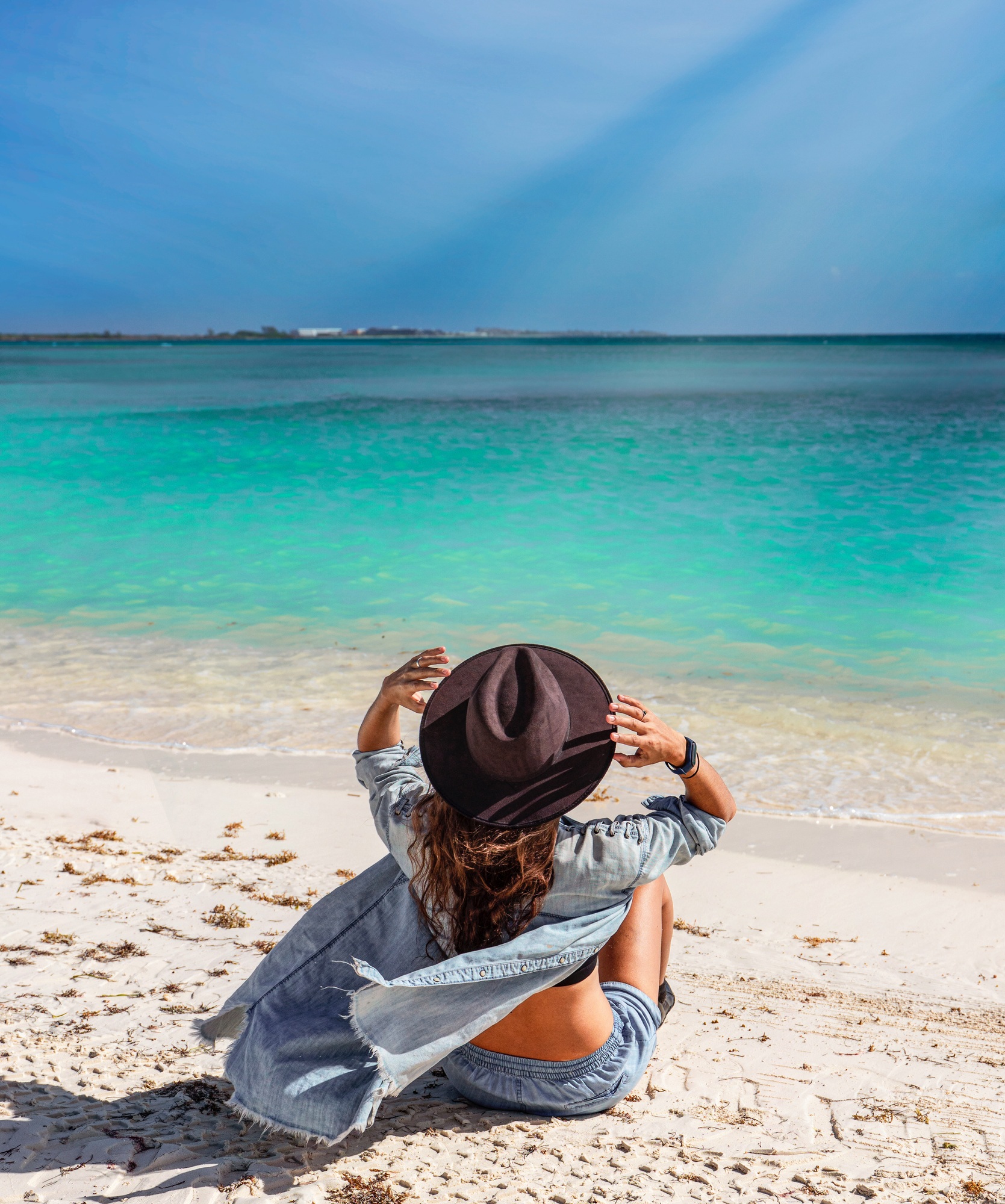 Mujer sentada en la playa